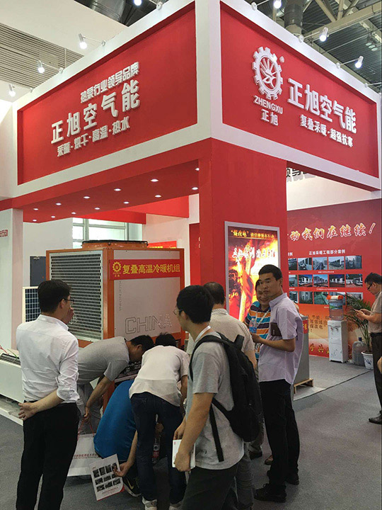 北京暖通展第二天，正旭空氣能展臺(tái)人氣依舊爆棚